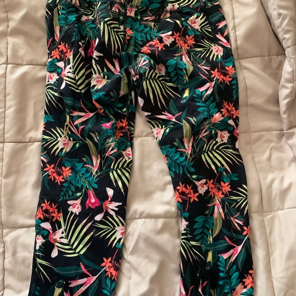Old Navy Crops Hawaiian print, medium - Picture 3 of 4